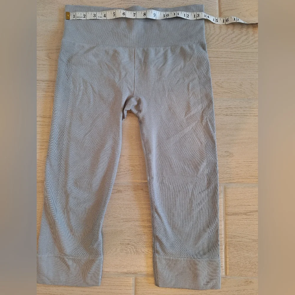 Lululemon Cropped Capri Gray Textured Compression Leggings - Size 6